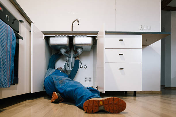 Professional Plumbing technician working in Leesburg, IN
